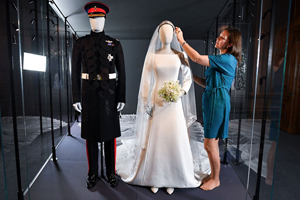 Meghan Markle ve Prens Harry’nin düğün kıyafetleri sergileniyor