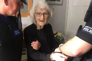 93 yaşındaki kadının son arzusu ‘tutuklanmak’ oldu