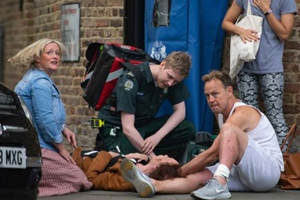 Jason Donovan Yardıma Koştu