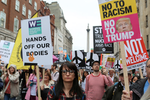 Londra sokaklarında Trump’ı binlerce kişi protesto etti
