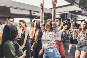 ‘Robbie Williams ve 90’lar’ temalı bot partisi Thames’e geliyor