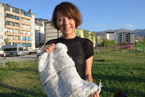 Muş’ta çöplerden topladığı poşetlerle tasarladığı kıyafetleri Londra Moda Haftası’nda sergilemeyi hedefliyor