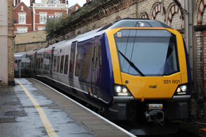 Dünya’nın güneş enerjisiyle çalışan ilk demiryolu İngiltere’de hizmete girdi