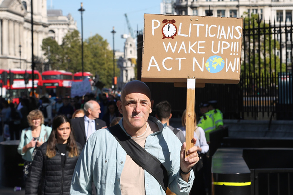 Londra’da küresel iklim eylemine onbinlerce kişi katıldı