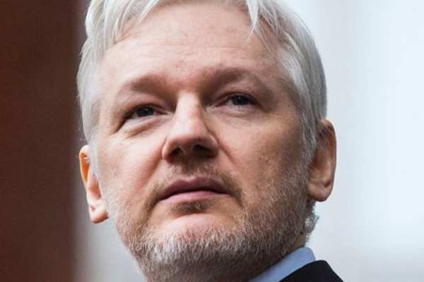 Assange’ın babası konuştu: Neredeyse 23 saat hücre hapsinde tutuluyor, her türlü eziyete maruz kalıyor
