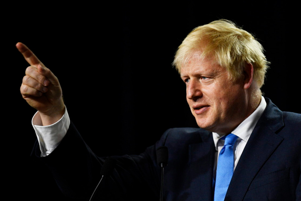 Başbakan Boris Johnson AB’ye iki mektup ileterek birinde erteleme talep etti diğerinde ‘ertelemeyin’ dedi