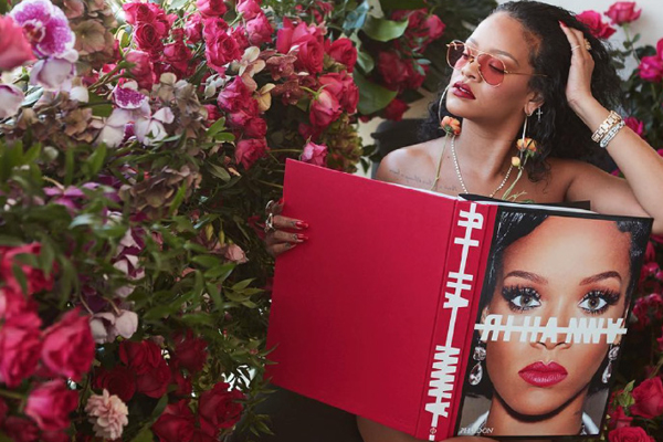 The Rihanna Book Satışta!