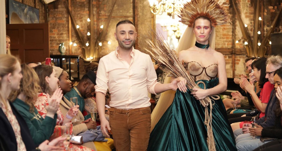 Modacı Tuncer Tonun son koleksiyonunu yardım gecesinde sergiledi