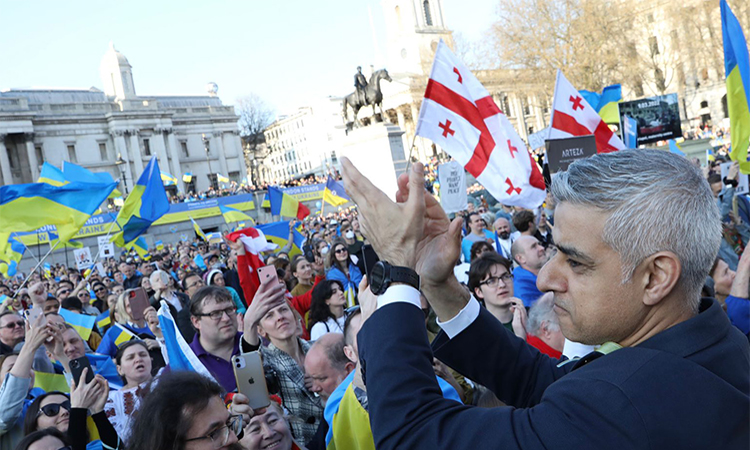 Londra’da binlerce kişi ‘Ukrayna’ya destek gösterisi’ düzenlendi