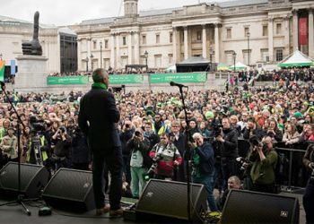 St. Patrick’s Festivali Trafalgar Meydanı’nda
