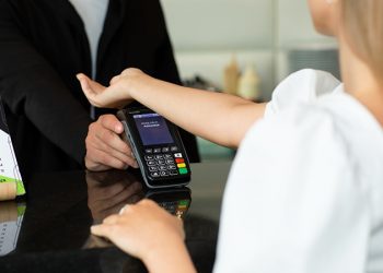 Vücuda implante edilen mikroçiple temassız ödeme gitgide yaygınlaşıyor