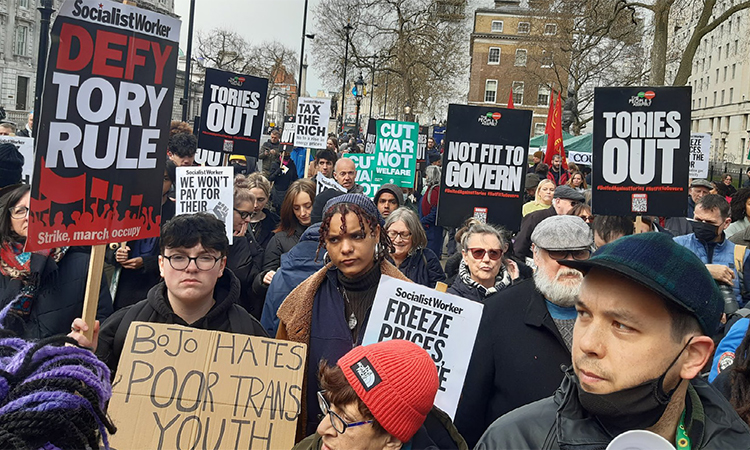 Artan yaşam pahalılığını protesto için binlerce kişi Londra’da sokaklara çıktı