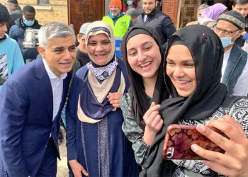Sadiq Khan, Palmers Green’deki camiyi ziyaret etti