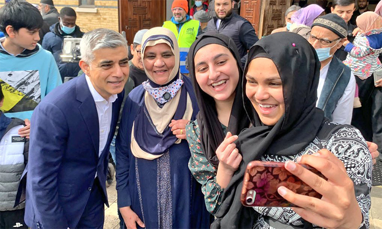 Sadiq Khan, Palmers Green’deki camiyi ziyaret etti