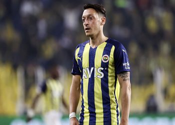 Fenerbahçe’de kadro dışı bırakılan Mesut’a af yok !