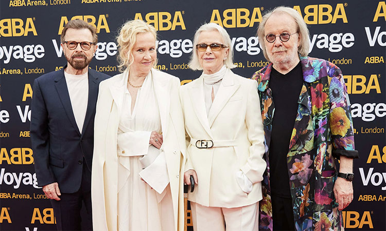 ABBA grubu gençlik görüntülerini içeren hologramlarıyla konser verdi