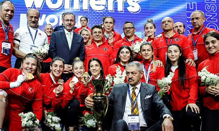 Türk kızları ringde tarih yazdı!