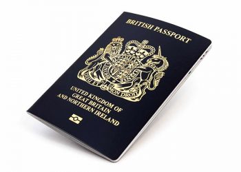 Aileler pasaport gecikmeleri nedeniyle tatillerini ertelemek zorunda kalıyor