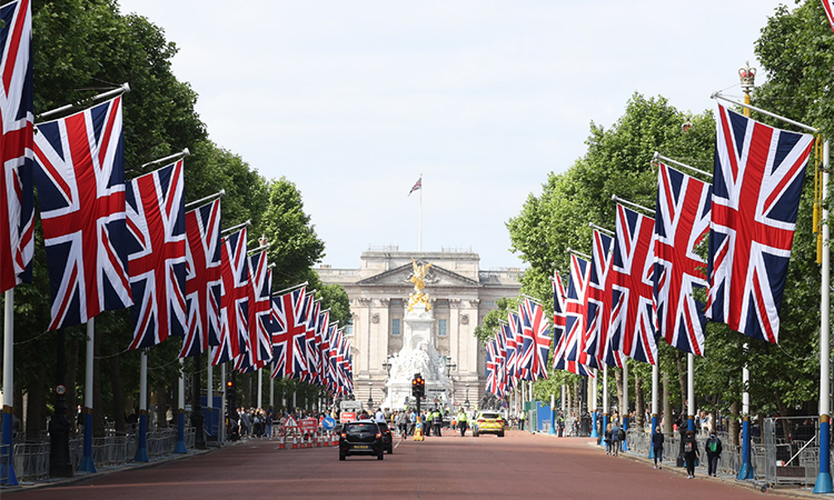 Londra bayraklarla donatıldı