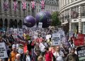 Londra’da binlerce kişi sokağa döküldü, hayat pahalılığını protesto etti