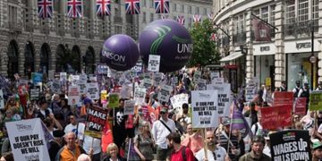 Londra’da binlerce kişi sokağa döküldü, hayat pahalılığını protesto etti