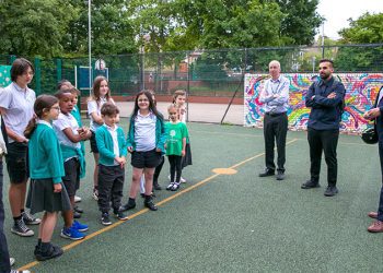 Hackney’de 32 ilkokula çevre kirliliğini önleyici yeşil ekranlar dağıtılacak