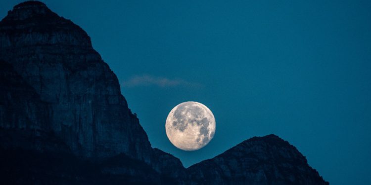 Balık burcunda dolunay