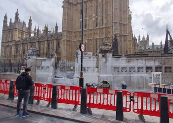 Animal Rebellion Big Ben’in yanındaki Bridge Street’i kapattı