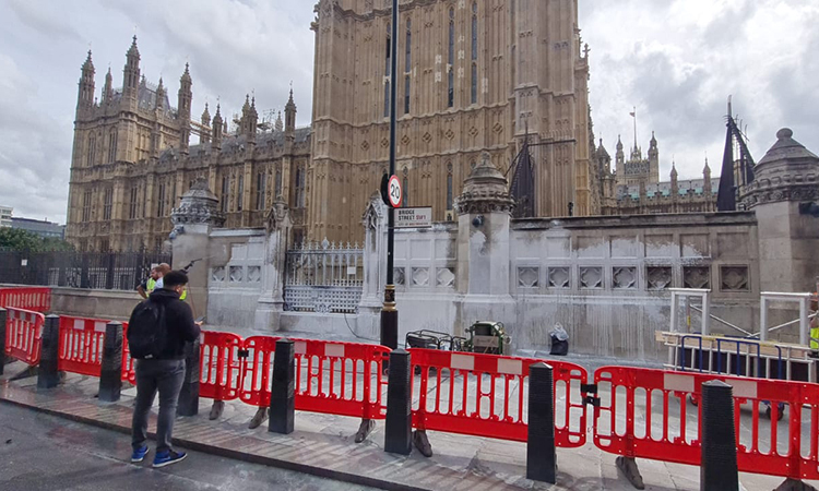 Animal Rebellion Big Ben’in yanındaki Bridge Street’i kapattı
