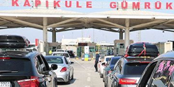 Başbakan Liz Truss, görevde kalmak için çabalıyor