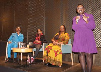 Ersin Tatar, Londra Türk Toplumu Futbol Federasyonu yönetici ve futbolcuları ile buluştu