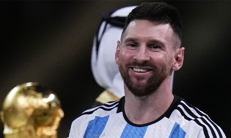 Lionel Messi imzayı atıyor
