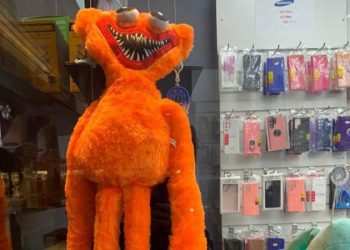 Lionel Messi imzayı atıyor