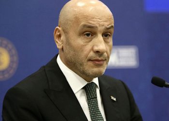 Lionel Messi imzayı atıyor