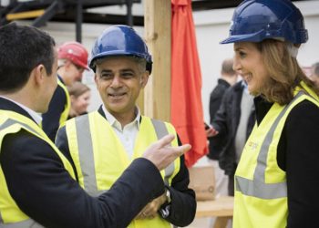 Lionel Messi imzayı atıyor