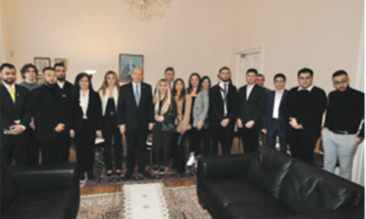 Ersin Tatar, Londra’da Kıbrıs Türk örgütleri ve gençlerle görüştü