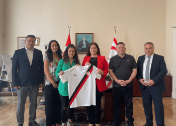 West Ham United oyuncusu Halle Hüseyin’den, Çimen Keskin’e ziyaret