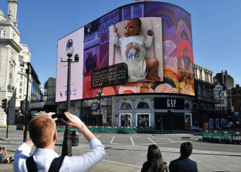 Piccadilly’nin ışığında kendinize yolculuk; ‘Take A Moment’ sergisi