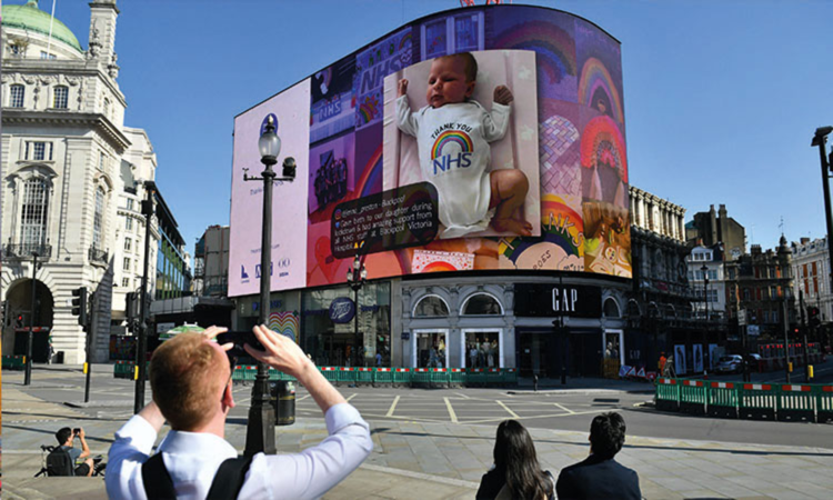 Piccadilly’nin ışığında kendinize yolculuk; ‘Take A Moment’ sergisi