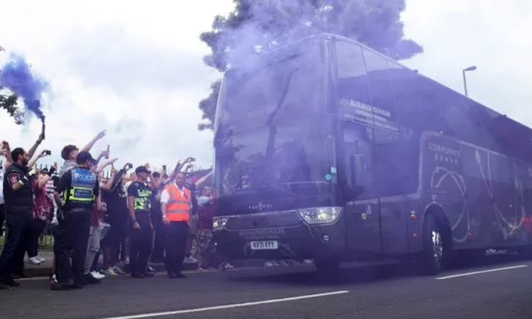 Aston Villa takım otobüsüne saldırI yaptılar