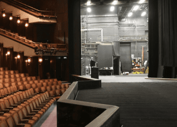 Tiyatroda farklı bir deneyim Barbican’da; Sahne Arkası Turu