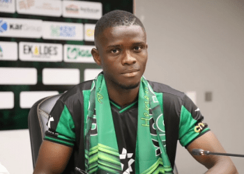 Kocaelispor’un Gineli oyuncusu rakibini ısırdı, oyundan atıldı