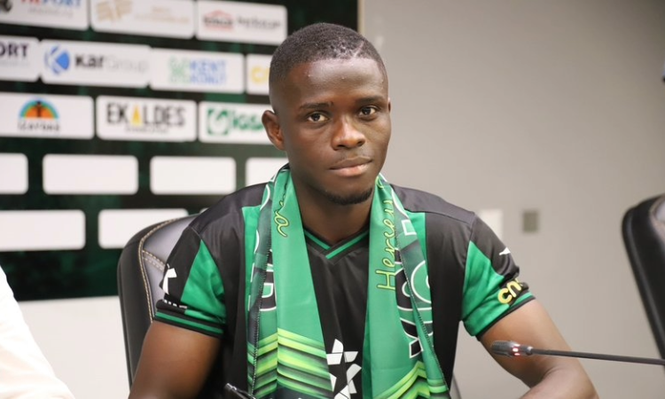 Kocaelispor’un Gineli oyuncusu rakibini ısırdı, oyundan atıldı