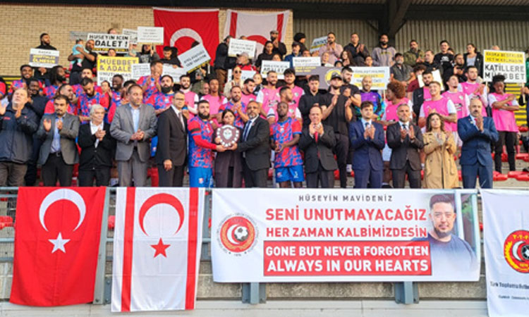 Hüseyin Mavideniz Community Shield maçı, Wood Green’de New River Sports Centre’de pazar günü yapıldı. Takım başkanına şampiyonluk şiltini İngiltere Türk Toplumu Futbol Federasyonu Başkanı İrfan Davulcular verdi.