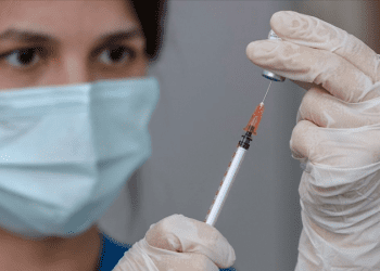 NHS, HPV aşısını tek doza indirdi, zona aşısı programını genişletti