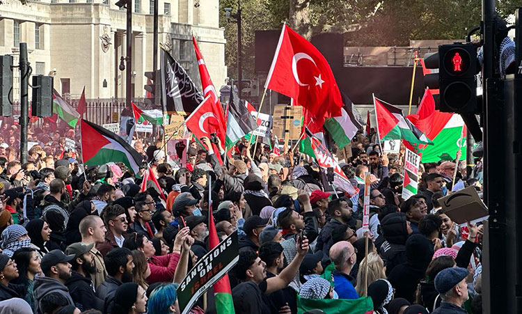 Londra’da Filistin’e destek gösterisine binlerce kişi katıldı