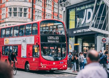 Üst üste artışlar hizmet sektörünü zayıflattı