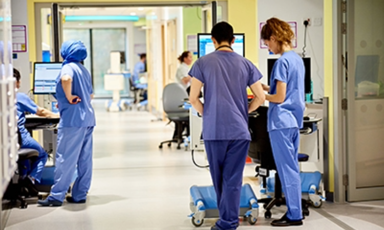 NHS, ülke genelindeki GP’lerde hasta destek hizmetlerini genişletiyor