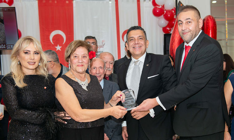 Gecede, Limasollular Derneği (UK) Başkanı Arife Retvan, Onursal Başkanı Olay gazetesi sahibi Nural Ezel ve AS Başkan Duygu Tağmaç da ödüllendirildi.