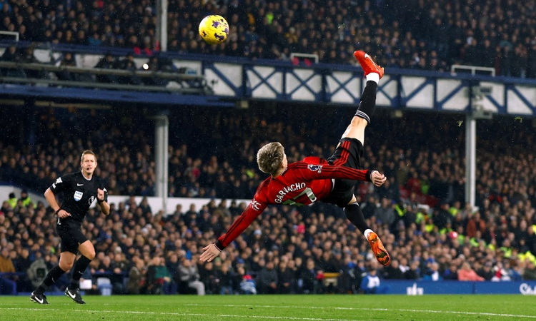 Manchester United üç golle kazandı